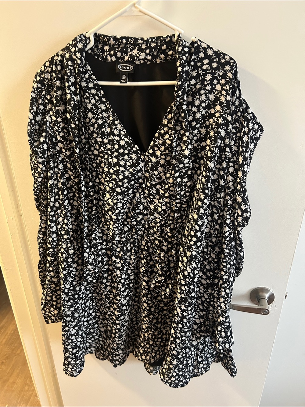 Black & White Floral V-Neck dress with pockets - size XXL